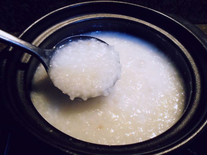 cho gạo vào nồi nấu nhiều nước cho nhão