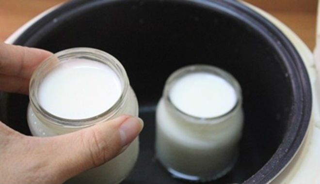 chắt nước cơm đổ vào hũ thủy tinh