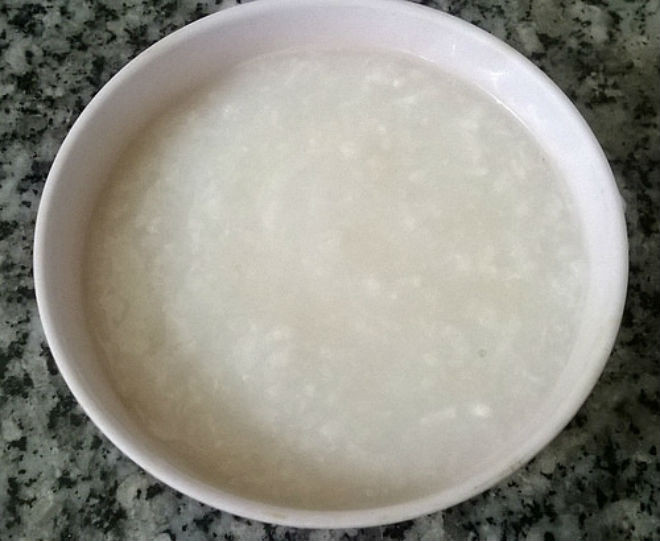 cho mẻ chua hòa với nước rồi lọc qua rây và dùng để nấu ăn