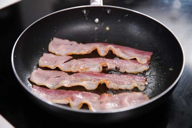 cho thịt xông khói vào chảo chiên vàng hai mặt