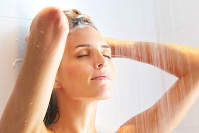 Tắm nước ấm hoặc nước nóng cũng có tác dụng như việc chườm nóng