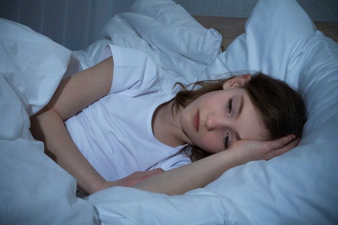 bé gái mất ngủ