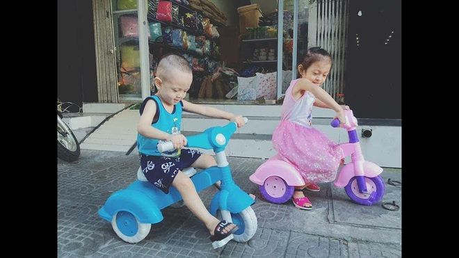 2 bé tập đi xe đạp