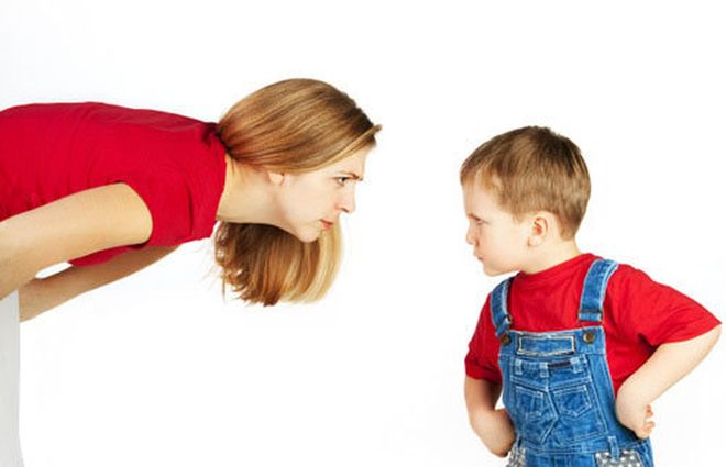 2 mẹ con trừng mắt nhìn nhau