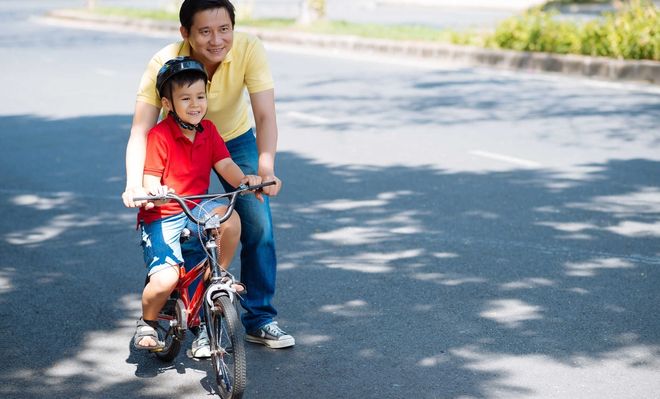 tập bé đi xe đạp đúng tư thế