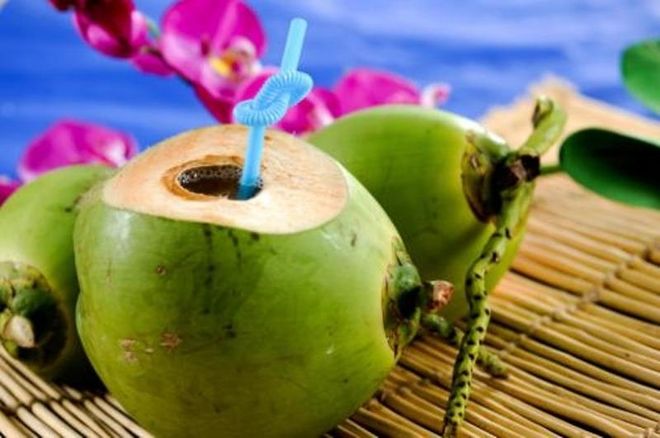 chọn những quả dừa tươi để đảm bảo sức khỏe cho mẹ và bé