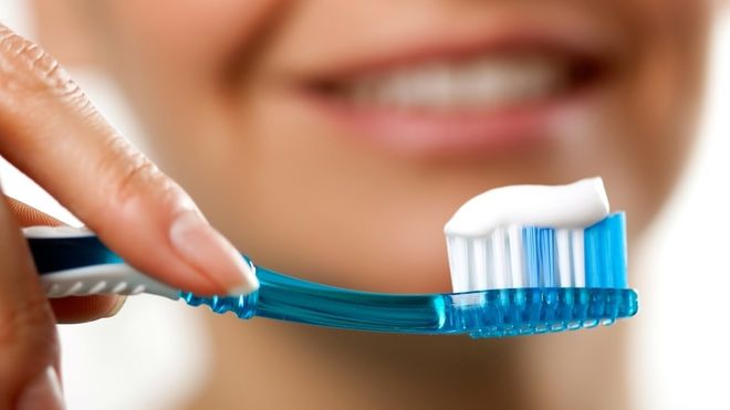 mẹ bầu bị chảy máu khi đánh răng