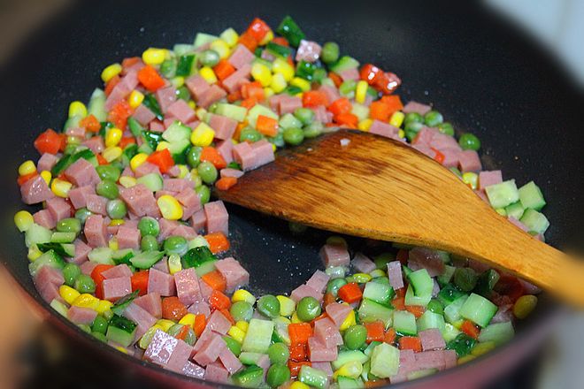 cho đậu hà Lan cà rốt thịt xông khói vào chảo dầu đảo đều