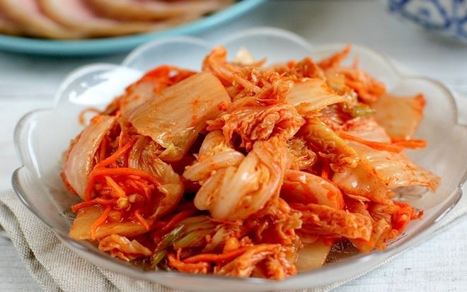 cắt kim chi cải thảo thành từng lát nhỏ