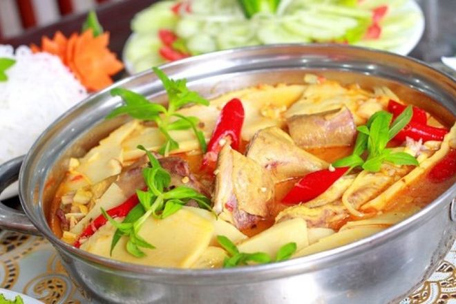 lẩu gà măng cay