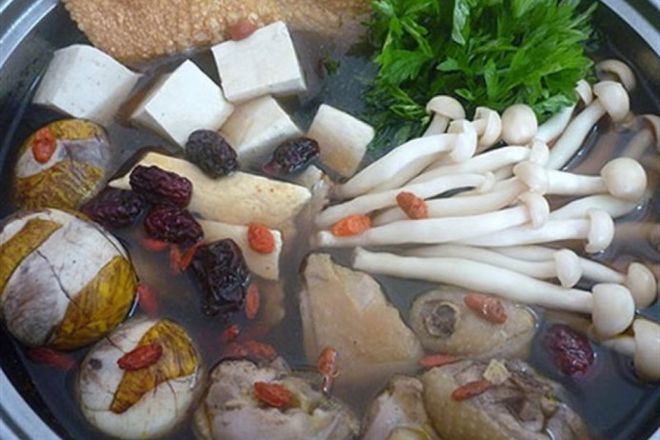 lẩu gà ngải cứu