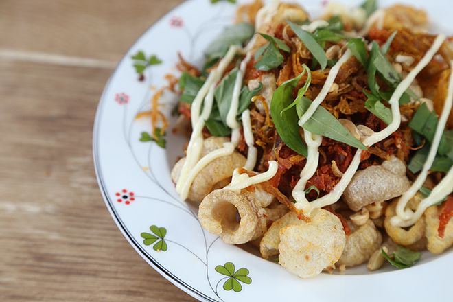 Trộn da heo với các nguyên liệu ăn kèm