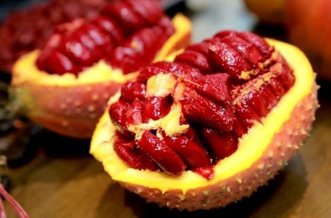 gấc bổ đôi