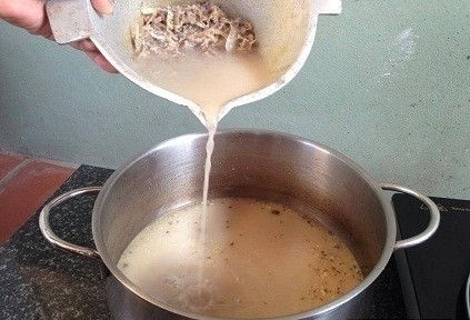 lọc lấy nước cốt xương cá