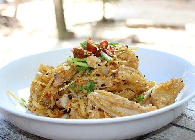 món gà rang sả ớt