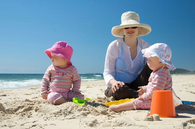 2 bé cùng mẹ ngồi xây xát trên bãi biển