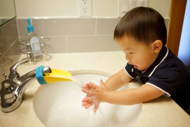 bé trai tập rửa tay