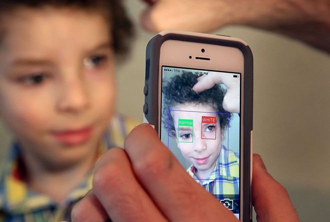 dùng camera iphone kiểm tra mắt trẻ