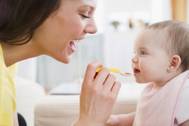 mẹ đút cho bé gái ăn dặm