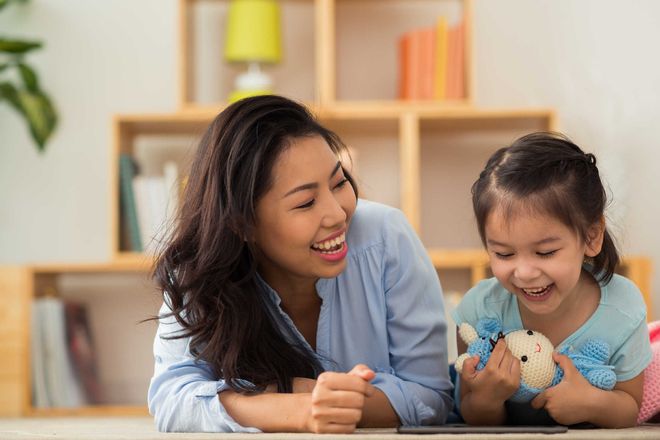 ngồi nói chuyện vui vẻ với trẻ