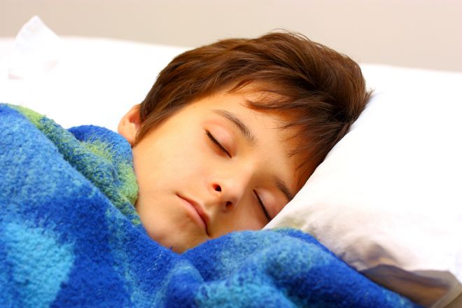 bé trai đắp mền xanh nằm ngủ