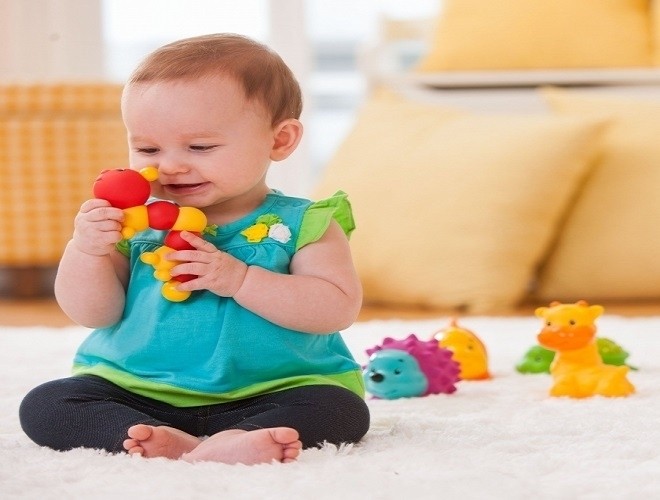 bé chơi các con thú nhiều màu sắc