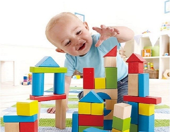 bé chơi xếp các khối gỗ