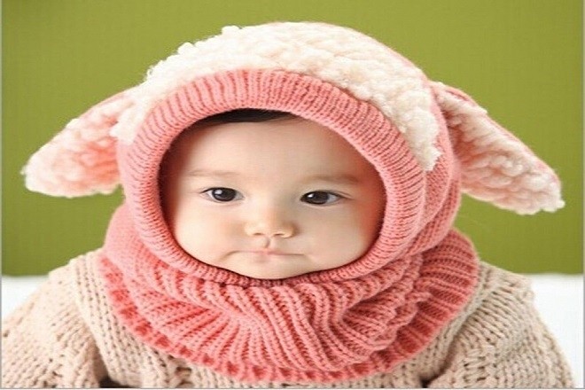 bé gái mặc quần áo đội mũ len