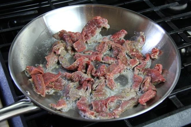 cho thịt bò vào chảo đảo đều