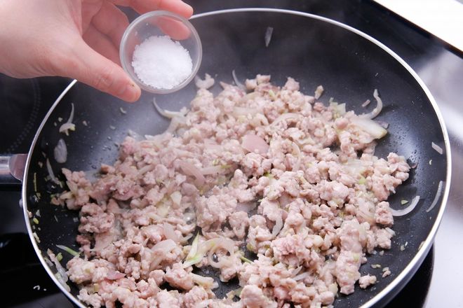 cho thịt lợn băm vào chảo xào