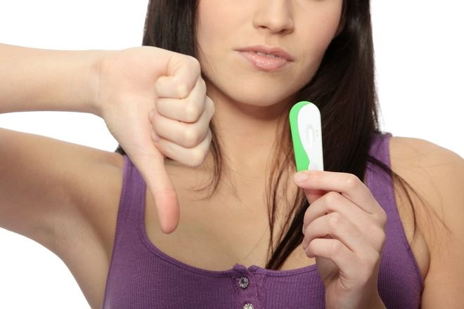 Hạn chế của cách tính thời điểm quan hệ không có thai dựa vào chu kỳ kinh Cách tính này chỉ áp dụng cho người cho chu kỳ kinh nguyệt đều liên tục trong vòng 3 6 tháng liên tiếp gần đây. Nếu chị em có vòng kinh không đều, quá dài (trên 35 ngày) hoặc quá ngắn (dưới 22 ngày) bạn sẽ không áp dụng được phương pháp tránh thai này. thoi diem nao trong mot chu ky kinh nguyet quan he se khong co thai? 2 Tính chu kỳ kinh nguyệt để quan hệ không phải cách tránh thai có hiệu quả cao. (Ảnh minh họa) Phương pháp tránh thai này chỉ hiệu quả 60% khi tính toán trên lý thuyết. Còn thực tế, các hormone trong cơ thể của người phụ nữ vẫn có những thay đổi đột ngột khiến chu kỳ rụng trứng cũng thay đổi theo và thời điểm quan hệ không có thai bị xáo trộn. Ngoài ra những cặp đôi có tần suất quan hệ tình dục cao cũng không nên áp dụng phương pháp này.