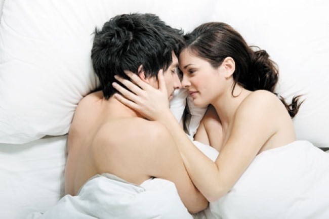 vợ chồng nằm nhìn nhau