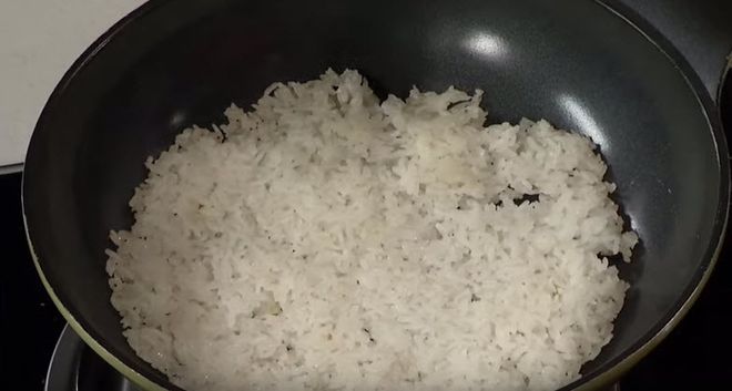 cho cơm vào chảo đảo đều