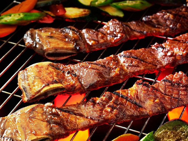cho sườn heo nướng trên than hồng