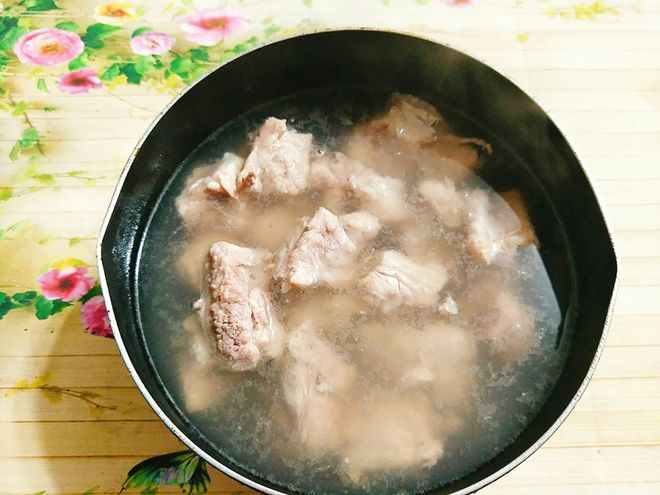 sườn heo chần qua nước sôi