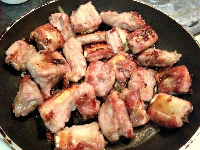 cho sườn vào chảo rán vàng hai mặt
