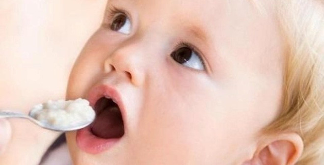 có thể cho bé ăn một vài thìa cơm, trước khi đút cháo cho bé ăn