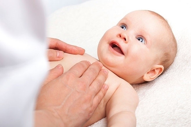 mẹ massage cho bé để bụng dễ tiêu hóa