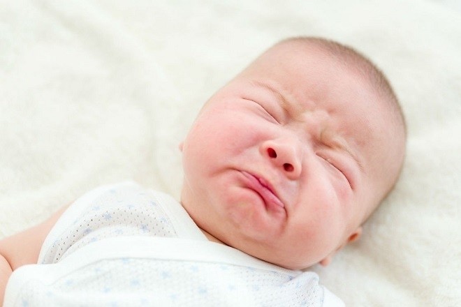 trẻ không đi ngoài được thường nhăn mặt khó chịu