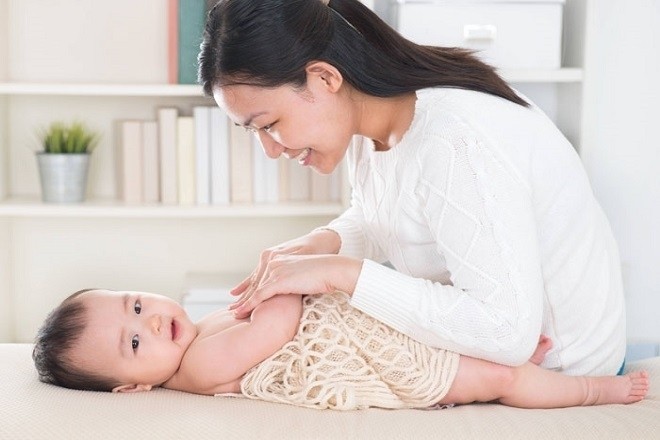mẹ xoa bụng bé để giảm cơn đau