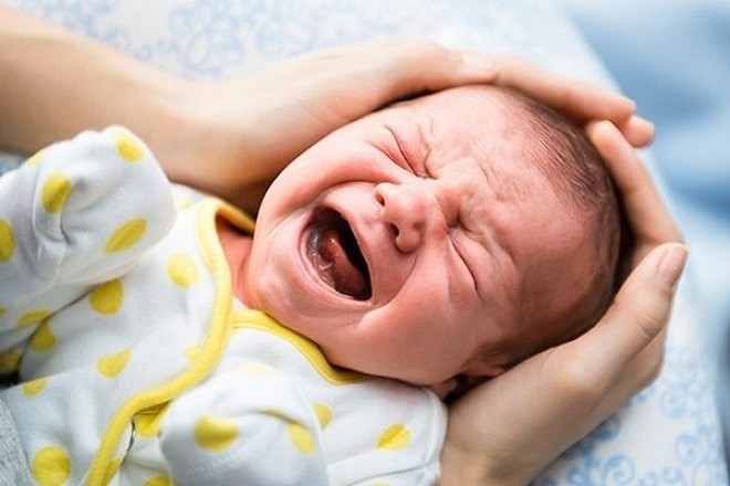 trẻ 2 tháng tuổi bị tiêu chảy thường quấy khóc rất nhiều