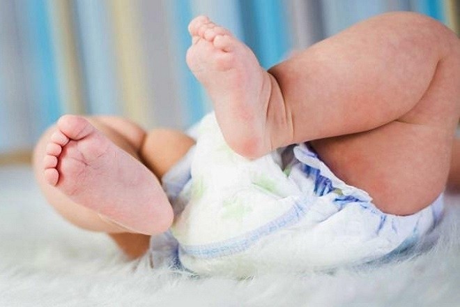 cho trẻ mặc tã sạch sẽ sai khi đi ngoài
