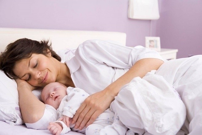 mẹ nằm ôm vầ kể chuyện cho bé ngủ ngon