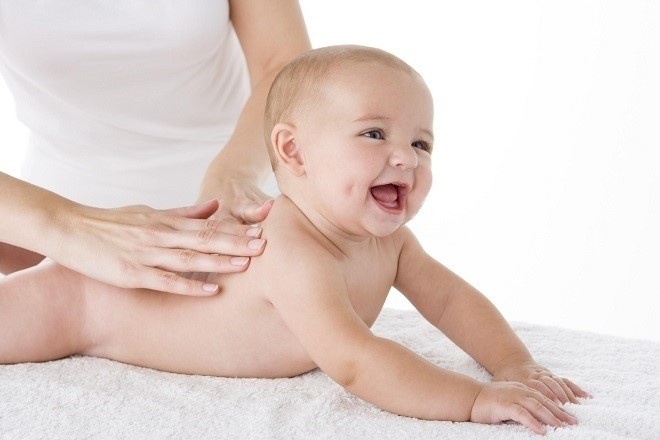 mẹ massage cho trẻ sơ sinh