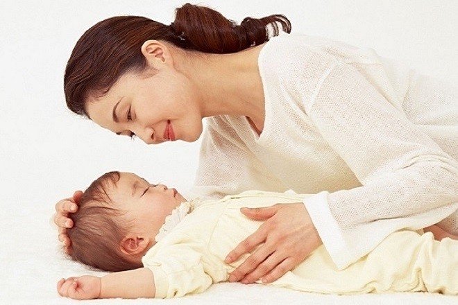 trẻ nhanh ngủ khi được mẹ hát ru
