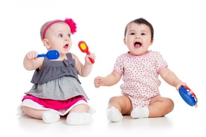bé 9 tháng tuổi đã có thể tự ngồi chơi được