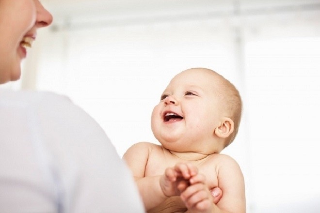 trẻ 9 tháng biết cười đùa cùng mẹ