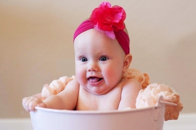 trẻ 9 tháng bắt đầu ngồi chơi và nói chuyện