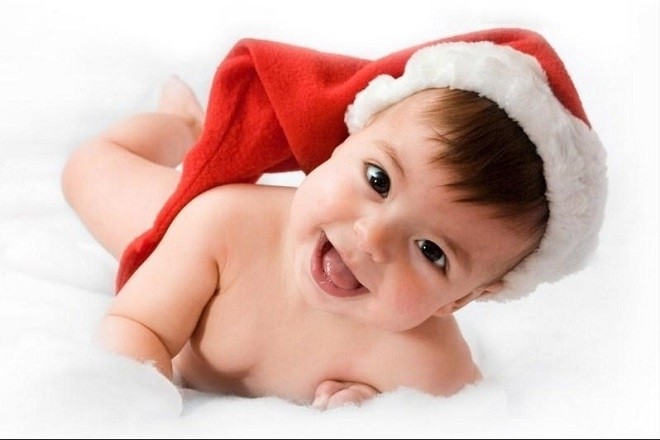 trẻ 9 tháng thích nằm chơi và cười nhiều hơn với bố mẹ