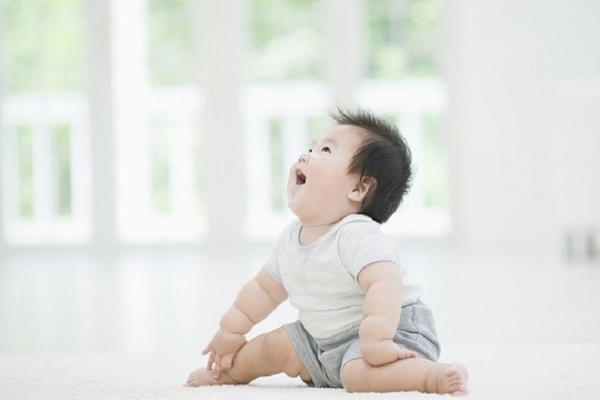 trẻ 9 tháng tuổi biết cười đùa vui vẻ